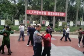 大妈跳广场舞后却身患艾滋，儿子询问后后悔不已图片