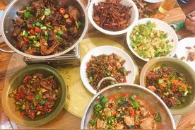 去朋友餐馆吃晚餐，8个菜花了500元，老公说太贵，你看值不值图片