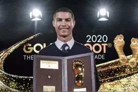 C罗获颁金足奖！亲赴摩纳哥领奖+留脚印，感谢全世界投票球迷图片