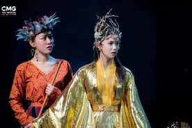 刘浩存首穿古装上央视，满身华服一脸苦相，身板太瘦小撑不起衣服图片