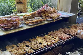 昆明父女卖烤串，店内环境脏乱差却不愁生意，排队60分钟是常事图片