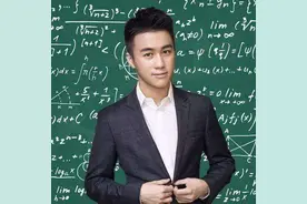 他是最像“赌王”何鸿燊的人，父亲去世，妻子“无名”，悲痛欲绝图片
