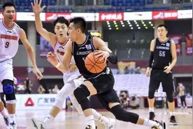 高情商！夺冠后，周鹏给了两对手很高评价，谈易建联：他很不容易图片