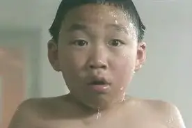 带儿子进男澡堂，娃脱口而出的话让爸爸没脸再去，真的太尴尬图片