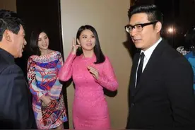 胡可牵手李湘，上演“时尚巅峰对决”，没有最“土”只有更“土”图片