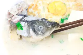 鱼头炖汤，最忌鸡精味精！教你2个技巧，鱼汤奶白浓郁，只鲜不腥图片