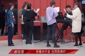 张柏芝的“鸡腿裤”火了，站着显胖坐着却很瘦，胖女孩赶紧学起来图片