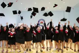 幼儿园“毕业照”走红，创意十足不输大学生，家长苦笑：都是钱啊图片