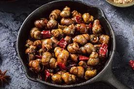 清洗田螺不能只放盐，多加2样，田螺不停吐沙，洗得干净吃着放心图片