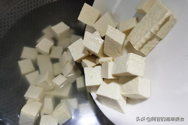 又香又滑又嫩的青蒜苗炒豆腐，做法特别简单，却很适合做下饭菜