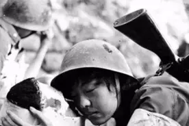 1986年老山战场照《死吻》：照片中亲吻临终战士的张茹，现在怎样图片