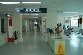 吃饭时吞咽困难，疑似得了食道癌，我去医院检查后才找到原因图片