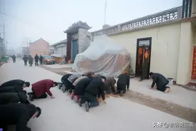 农村俗语：“人躺床上别磕头，人爬树上不喊‘牛’”，是咋回事？图片