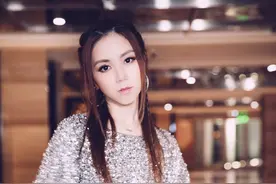舞台上性感霸气的邓紫棋，日常穿搭却低调十足图片