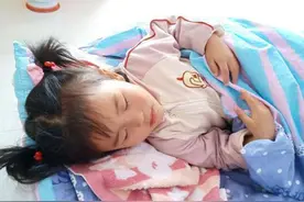 春季天气再暖和，家长也别给孩子乱穿衣，“上薄下厚”原则更靠谱图片