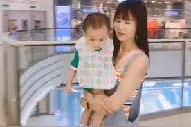 最嫩奶奶走红，商场抱娃引围观，儿媳：有种难过叫婆婆比你漂亮图片