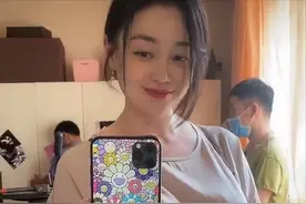 乡爱关婷娜首扮孕妇，晒孕肚装五官精致，与赵本山演情侣至今单身图片