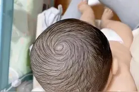 宝宝头顶的“旋”有点大，妈妈看着就头晕，网友：每根头发都带戏图片