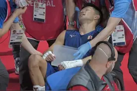 日本奥运拳击手被打到坐轮椅，去吸氧自称快死了，裁判却认定获胜图片