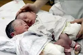 95后年轻妈妈同时生下2个宝宝，老公欣喜，医生：不是双胞胎图片