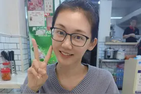 郑恺夫妇领证一周年，下馆子吃牛肉面低调庆祝，苗苗素颜清丽可人图片