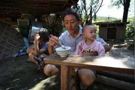 一家四口独居深山，48岁汉子“老来得子”，无奈生活每天两餐图片