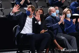诺维斯基携妻子现场观赛，身材明显发福，退役的生活太滋润图片