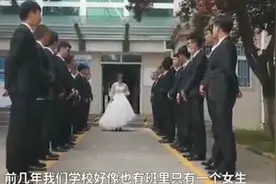 毕业班27名男生穿西装，给班里唯一女生备婚纱，只为圆她心中梦图片