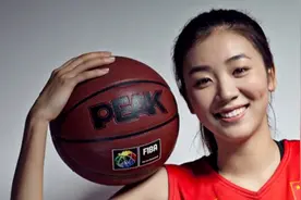 30岁篮球女神今年还是单身，被NBA雷阿伦狂撩妹，赵爽很开心图片