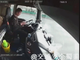 无论开车还是走路，不做低头族！你在看手机的时候谁在看路？图片