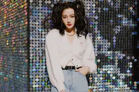 林允、迪丽热巴、许佳琪撞衫同款春节限定毛衫，谁都不尴尬图片