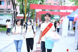 南充十中1300名初一、高一新生开学图片