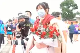 姑娘穿婚纱在马拉松终点等待男友，结果……男友早已退赛回家图片