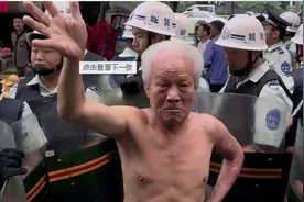 没见过这么嚣张的摊贩！70岁地摊王掌掴城管：打你耳巴子！纪录片图片