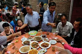 农村酒席上，什么人坐上座是正确的？酒席不同坐上座的人也不同图片