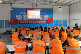 中建一局为“农民工”宣讲党的十九届五中全会精神图片