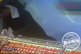 男子试戴金项链，拿起后扭身就跑，最后在江西被抓了图片