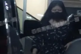 吴亦凡妈妈风波后首次露面！现身街头眉头紧锁，全程刷手机心事重图片