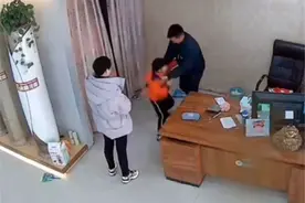 双胞胎儿子误以为爸爸欺负妈妈，举起拖把“护母”，有点暖图片