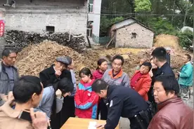 吉水一村庄修建祠堂地下挖出银元，村民报警后警察这样处理！图片