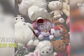 实名羡慕！山东这位爷爷进城看孙女，背了满满一大袋娃娃！图片