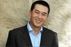 张嘉译改名张嘉益，曾被前妻称吃软饭，携妻女近照疑似旧疾加重图片