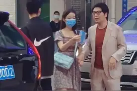 郎朗携娇妻合体现身 吉娜穿碎花连衣裙面带微笑娇美可爱图片