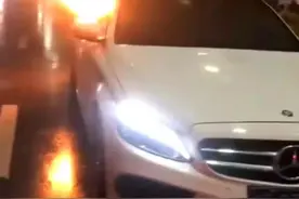 代驾电单车放后备箱自燃，车主现场崩溃：“把我的车给炸了！”图片