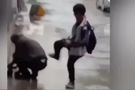 陕西多名中学生羞辱戏弄流浪老人，还发视频炫耀，家长带他们上门道歉图片