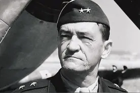 2004年美国一老兵来到中国，对着云南一老妇单膝下跪，她是谁？图片