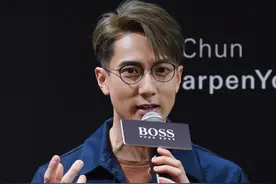 吴尊上演“眼镜杀”，穿蓝色夹克尽显儒雅气质图片