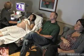 亲姐俩同一天剖腹生下双胞胎，经医生鉴定，4个宝宝的爹是同一人图片