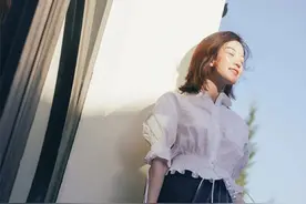今夏流行的“短衬衫”，学会这5种搭配风格，普通款也能时髦不少图片