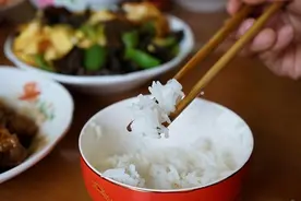 蒸米饭时，只加水可不行，多加两个料，米饭更松软，香味浓图片